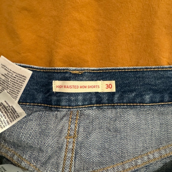 Levi’s High Waisted Mom Shorts size 30 - Picture 3 of 5